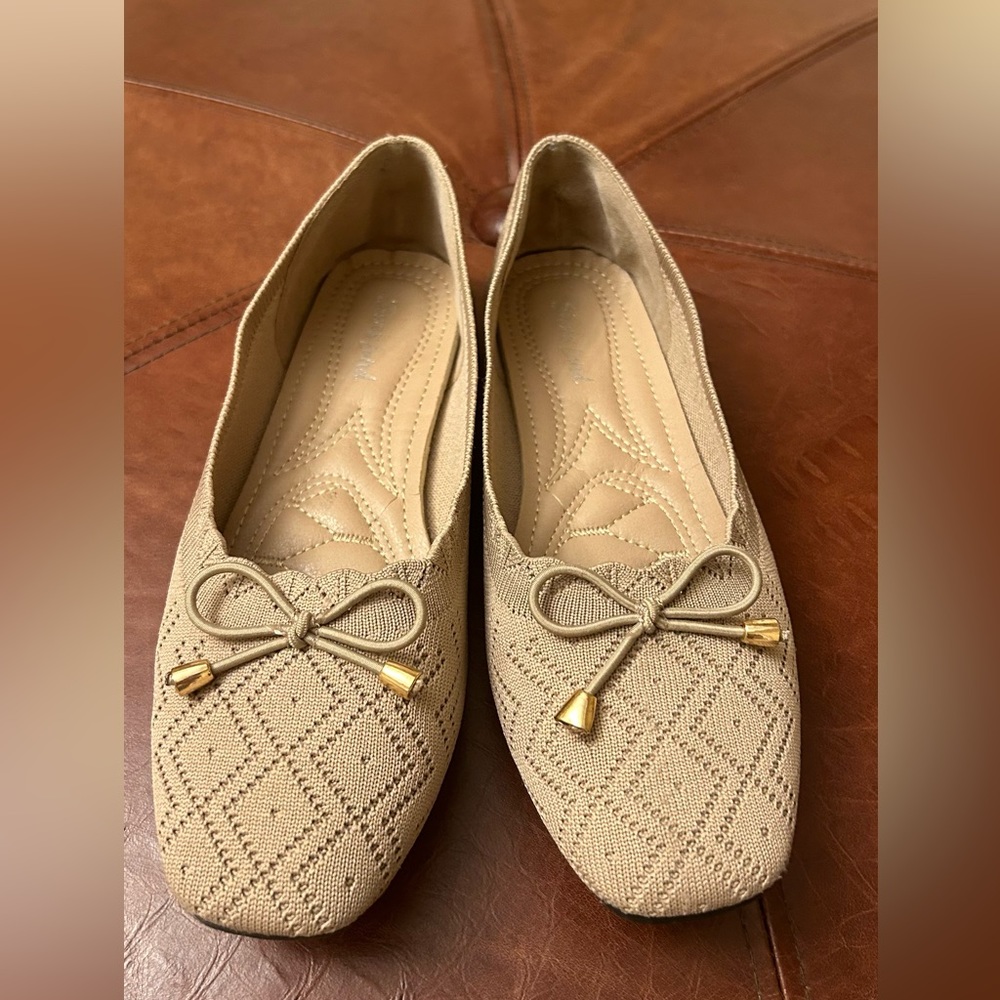 Tan woven stretchy flat shoes. Size 40. European /8.5 Us